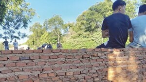 Construyó una muralla para bloquear un camino vecinal