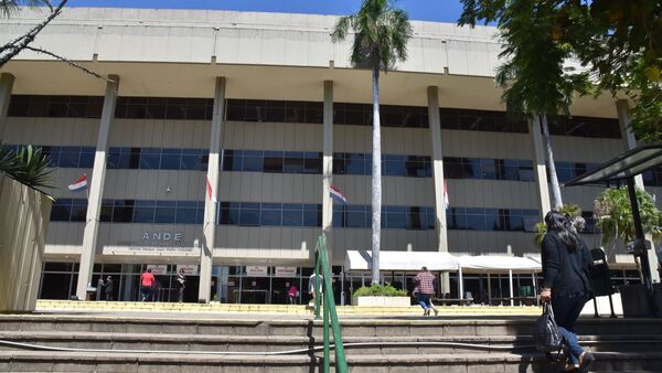 ANDE anuncia cortes del servicio a 100.000 usuarios por mora
