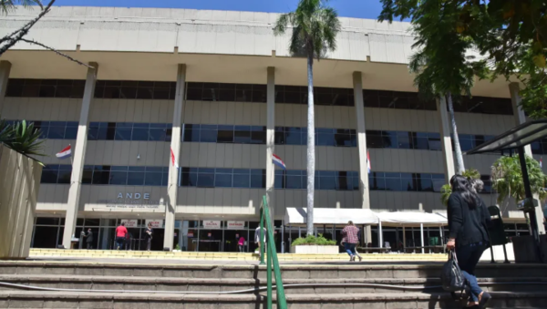 ANDE anuncia cortes del servicio a 100.000 usuarios por mora