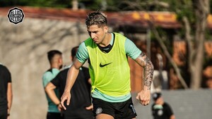 El golazo de Paiva en la práctica de Olimpia