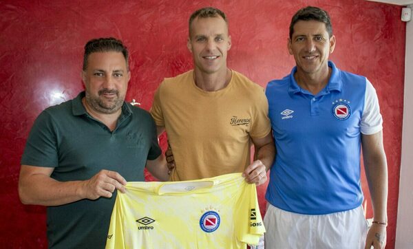 Versus / Simularon un "hackeo" para presentar al "Ruso" Rodríguez en Argentinos Juniors