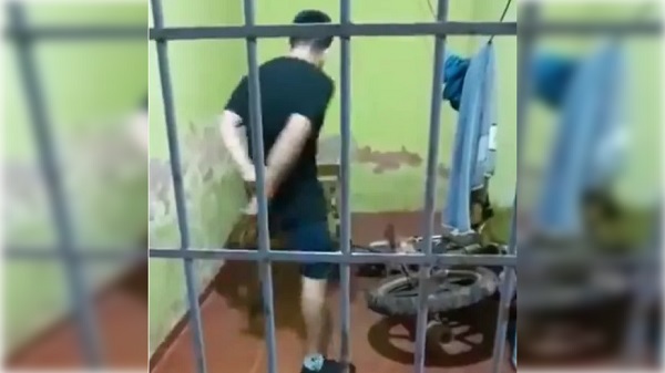Video muestra reacción de aspirante a policía al ser detenido por disturbios