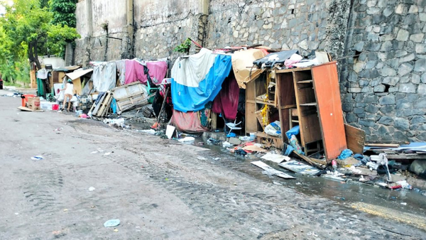 Municipalidad de Asunción retira viviendas precarias de la calle Estados Unidos
