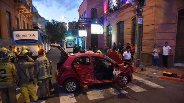 Accidente entre bus y automóvil deja varios heridos en microcentro de Asunción