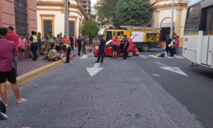 (VIDEO). Cuatro personas quedaron atrapadas tras chocar contra un colectivo