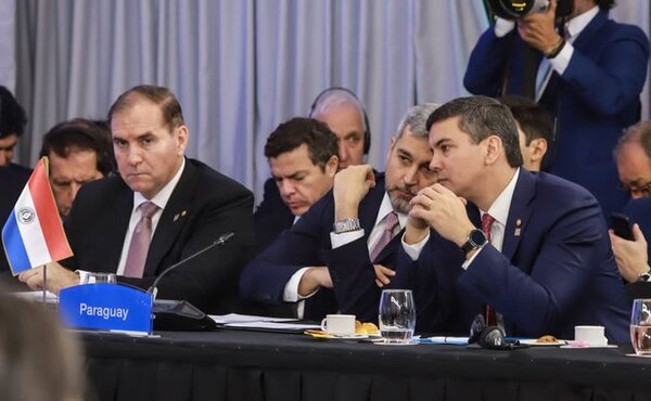Lejos de criticar casos de nepotismo, Santi critica a quienes los denuncian