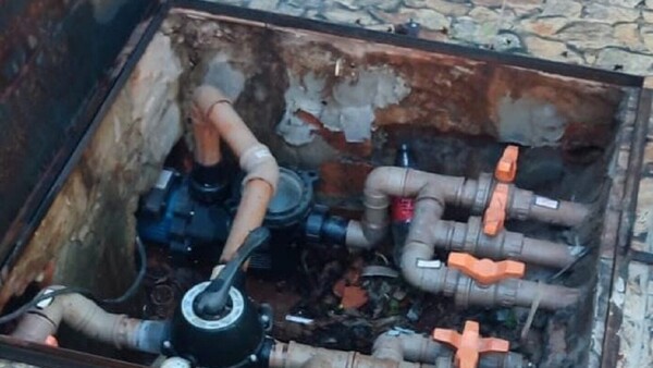 Hombre recibe una descarga mortal tras tocar un cable del motor de su piscina
