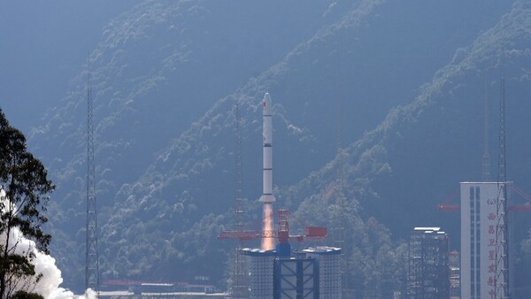 China lanza poderoso telescopio de rayos X para estudiar eventos cósmicos violentos