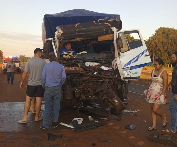 Bomberos rescatan a accidentado atrapado en un camión tras choque en Yguazú - ADN Digital