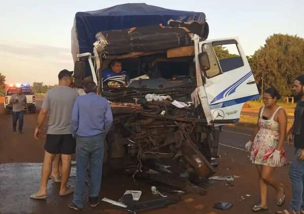 Hombre quedó atrapado en violento choque de camiones - ABC en el Este - ABC Color