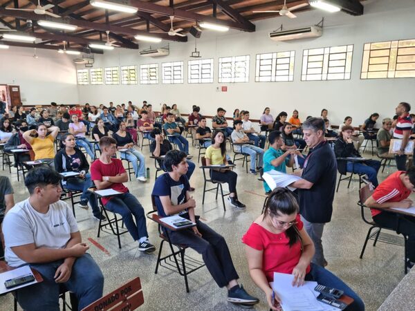 Exhortan a jóvenes a aprovechar el ofrecimiento de 5.000 becas de estudio que hace el Gobierno