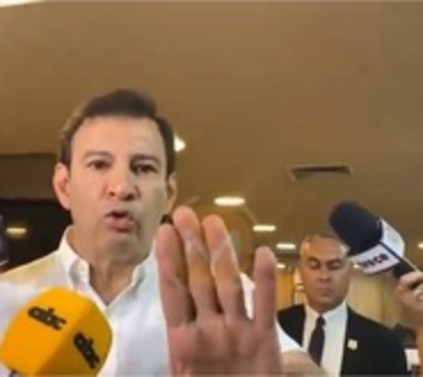 Un nervioso Silvio Ovelar intentó defender la ampliación del Congreso - Paraguay.com