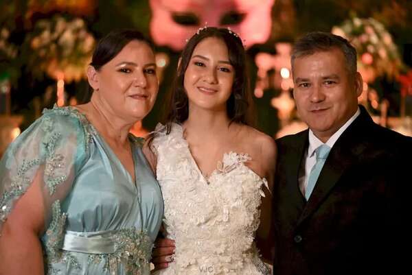 Alexia Nicole Medina Plaz cumplió 15 años - Estilo de vida - ABC Color