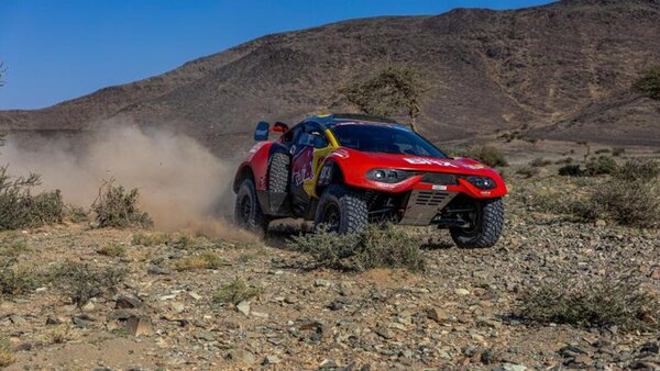 Loeb vence y Al-Attiyah resurge para entrar en la pugna de Sainz y Al Rajhi por la general