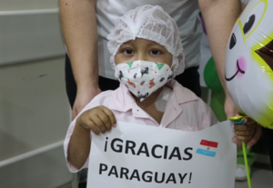 Ministra de Salud destacó la contribución de Paraguay en el tratamiento exitoso de un niño salvadoreño con inmunodeficiencia
