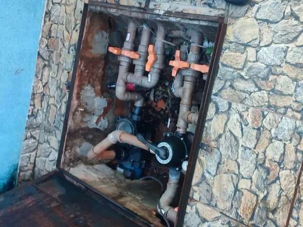 Electrocución: murió al pisar un cable suelto mientras limpiaba su piscina - ABC en el Este - ABC Color