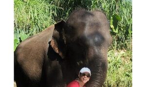 Malala y su experiencia con un elefante en Tailandia