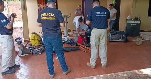 Diario HOY | Comitiva allana vivienda de la pareja de “Kaficho”, líder de banda criminal
