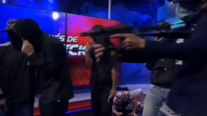 Hombres con fusiles y granadas irrumpen en directo en canal de televisión pública en Ecuador