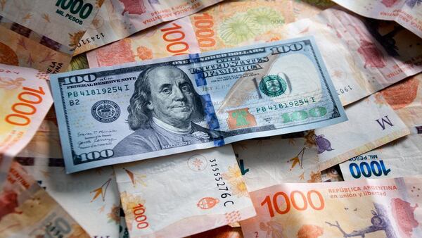 El precio del d贸lar informal en Argentina alcanza los 1.120 pesos y supera su techo - Revista PLUS