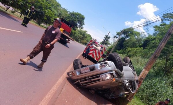 Conductor sufre lesiones tras volcar su camioneta