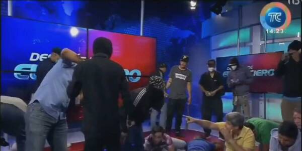 [VÍDEO] ¡Terror en Ecuador! Hombres armados ¡tomaron un canal de TV en vivo y en directo!