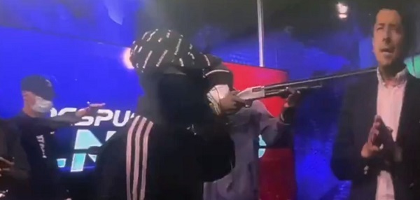 Toma violenta en canal de TV de Ecuador por encapuchados armados