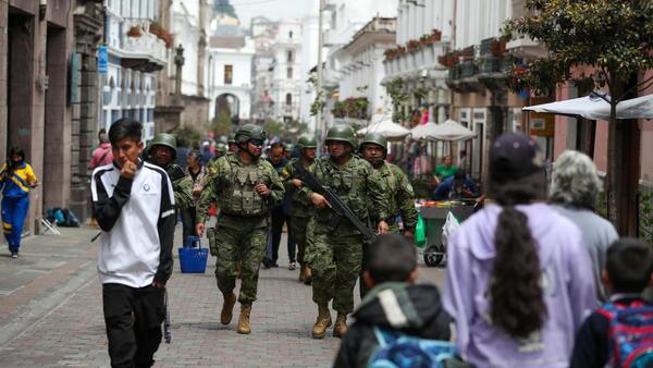 El Gobierno de Ecuador suspende clases presenciales tras ola de violencia en el país