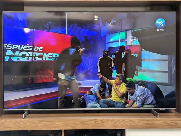 Encapuchados armados se toman televisora en Ecuador - ADN Digital