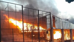Fábrica de colchones se incendia en Capiatá