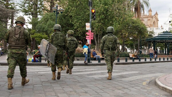 Ecuador en "conflicto armado interno" tras caos en cárceles y ocupación armada de un canal
