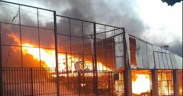 Diario HOY | Incendio consume una colchonería en Capiatá
