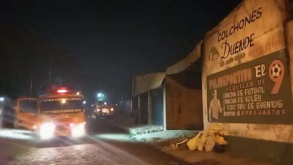 Bomberos controlan incendio producido en una colchonería de Capiatá - Policiales - ABC Color