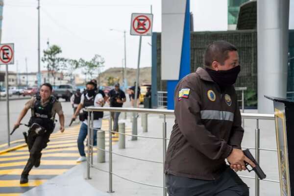 Ataques simultáneos y crisis carcelaria sumen a Ecuador en una “guerra interna” - Mundo - ABC Color