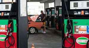 Gobierno cubano anuncia alza de más del 500% en precio de gasolina