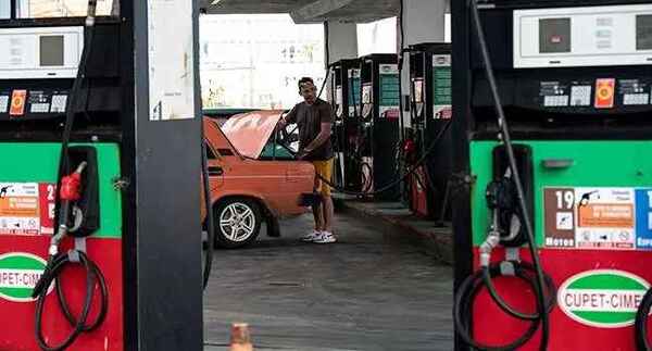 Gobierno cubano anuncia alza de más del 500% en precio de gasolina