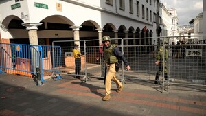 Ecuador en "conflicto armado" contra el narco por arremetida que deja unos 10 muertos
