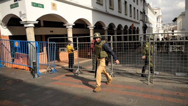 Ecuador en "conflicto armado" contra el narco por arremetida que deja unos 10 muertos