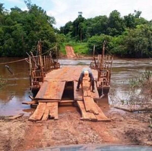 Pobladores claman construcción de un puente sobre el río Monday - La Clave