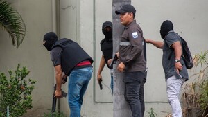 Al menos 10 personas muertas en la ola de violencia en Ecuador