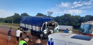 Un conductor quedó atrapado entre hierros retorcidos luego de violento choque de camiones – Diario TNPRESS