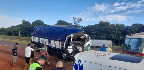 Un conductor quedó atrapado entre hierros retorcidos luego de violento choque de camiones – Diario TNPRESS