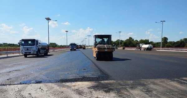 Se intensifican las labores de asfaltado en el puente Héroes del Chaco - .::Agencia IP::.
