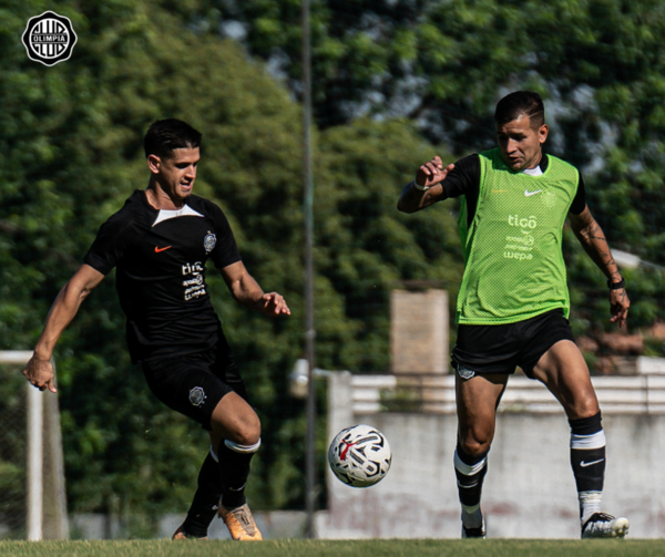 Versus / Práctica de fútbol con los posibles once del Olimpia 2024