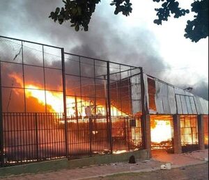 INCENDIO CONSUME UNA COLCHONERÍA - La Voz del Norte