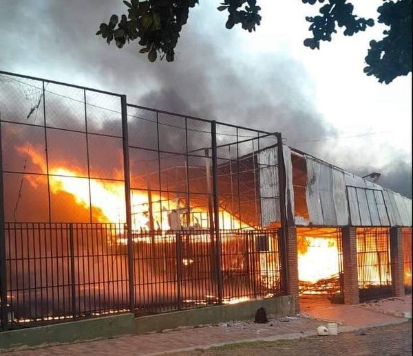 INCENDIO CONSUME UNA COLCHONERÍA - La Voz del Norte