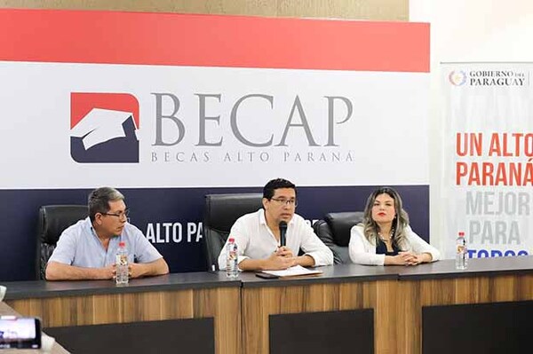 Gobernación de Alto Paraná ofrece 1.600 becas universitarias para estudiantes de escasos recursos económicos | DIARIO PRIMERA PLANA