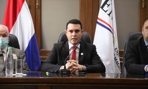 Fiscalía prescribirá causa contra senador Hernán Rivas por su título falso