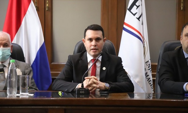 Fiscalía prescribirá causa contra senador Hernán Rivas por su título falso