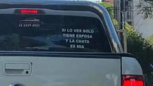 “Si lo ves, tiene esposa”: el insólito cartel de una camioneta se volvió viral